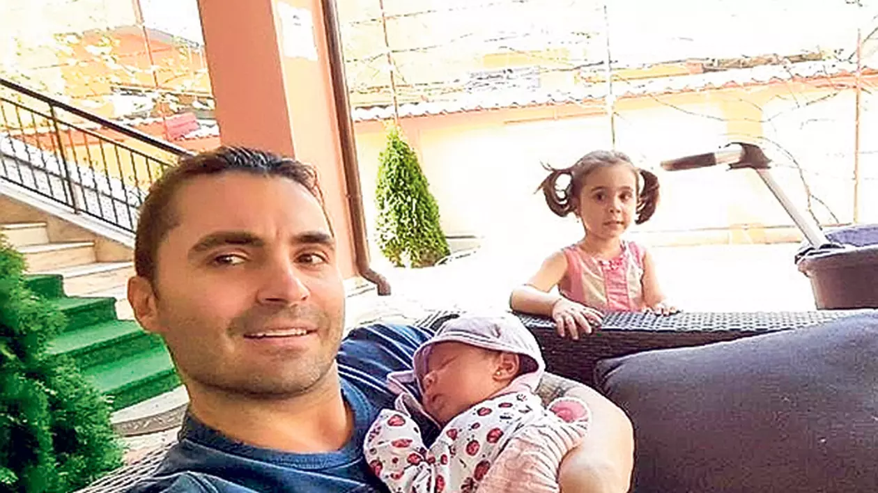 Joacă așa cum îi cântă fetele! Pepe şi-a tras parc de distracţii în curtea casei