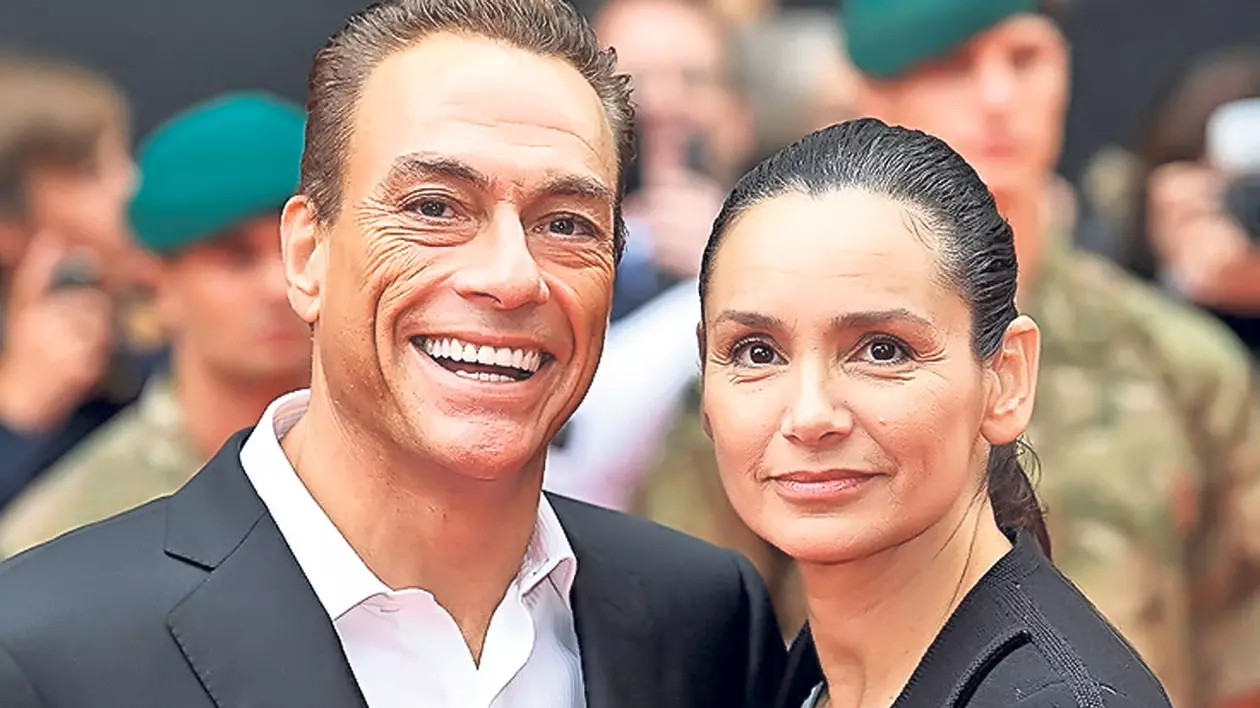 Pe vremuri superstar, Jean Claude Van Damme a ajuns acum de batjocura lumii. Părăsit pentru că-şi toacă banii pe prostituate