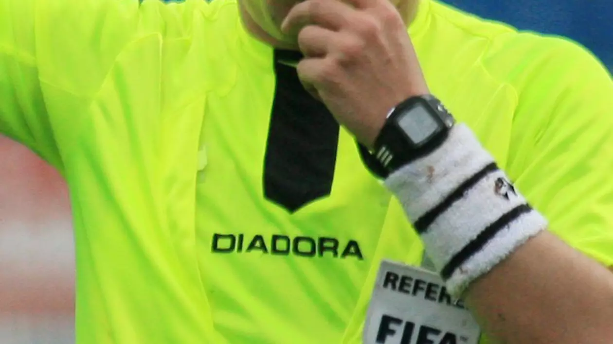 Patru arbitri români au fost depistați pozitiv cu COVID-19. Reacția Federației Române de Fotbal