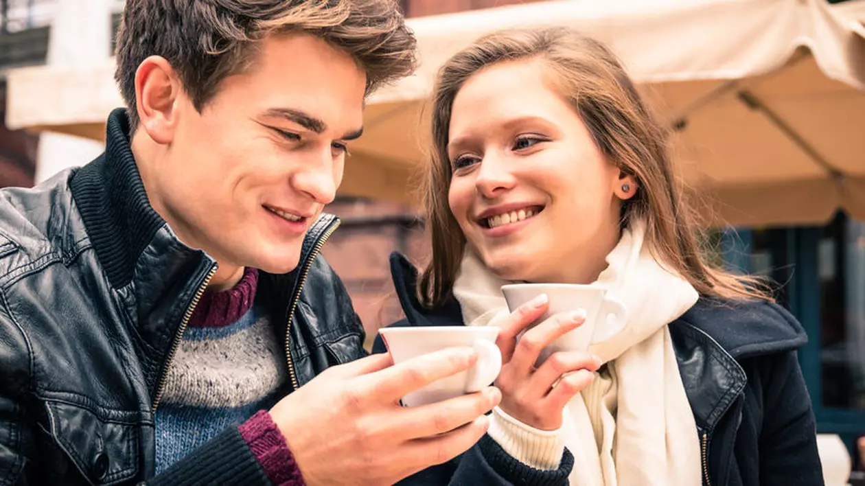 Intrebari prima intalnire. Tineri savurand o cafea