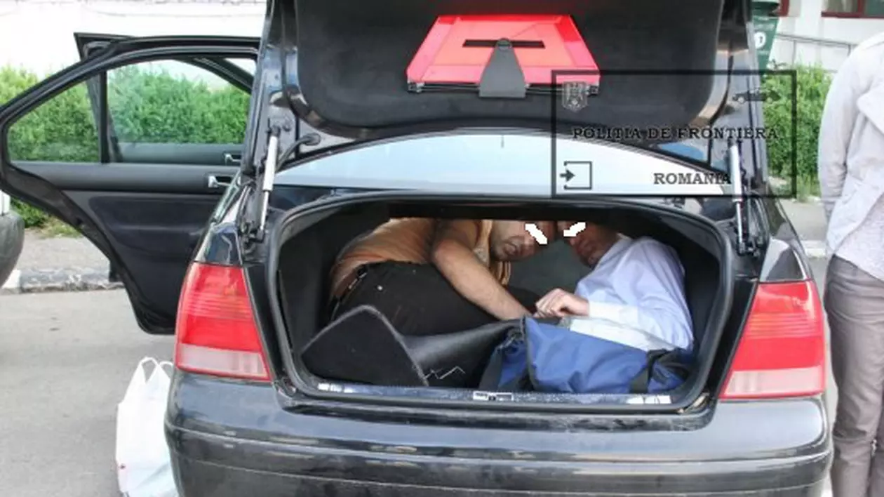 INCREDIBIL! Ce avea un POLIȚIST de frontieră în PORTBAGAJ. Asta l-a COSTAT...
