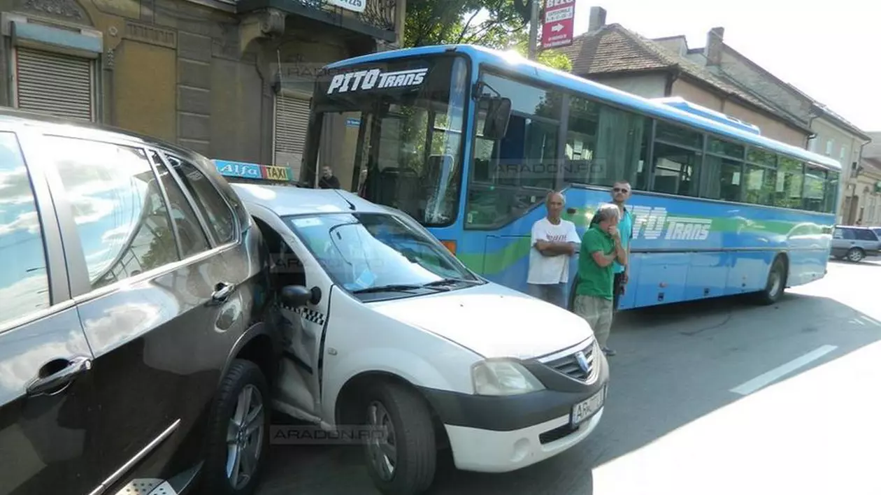 Accident în Arad! Un autobuz a lovit nouă automobile