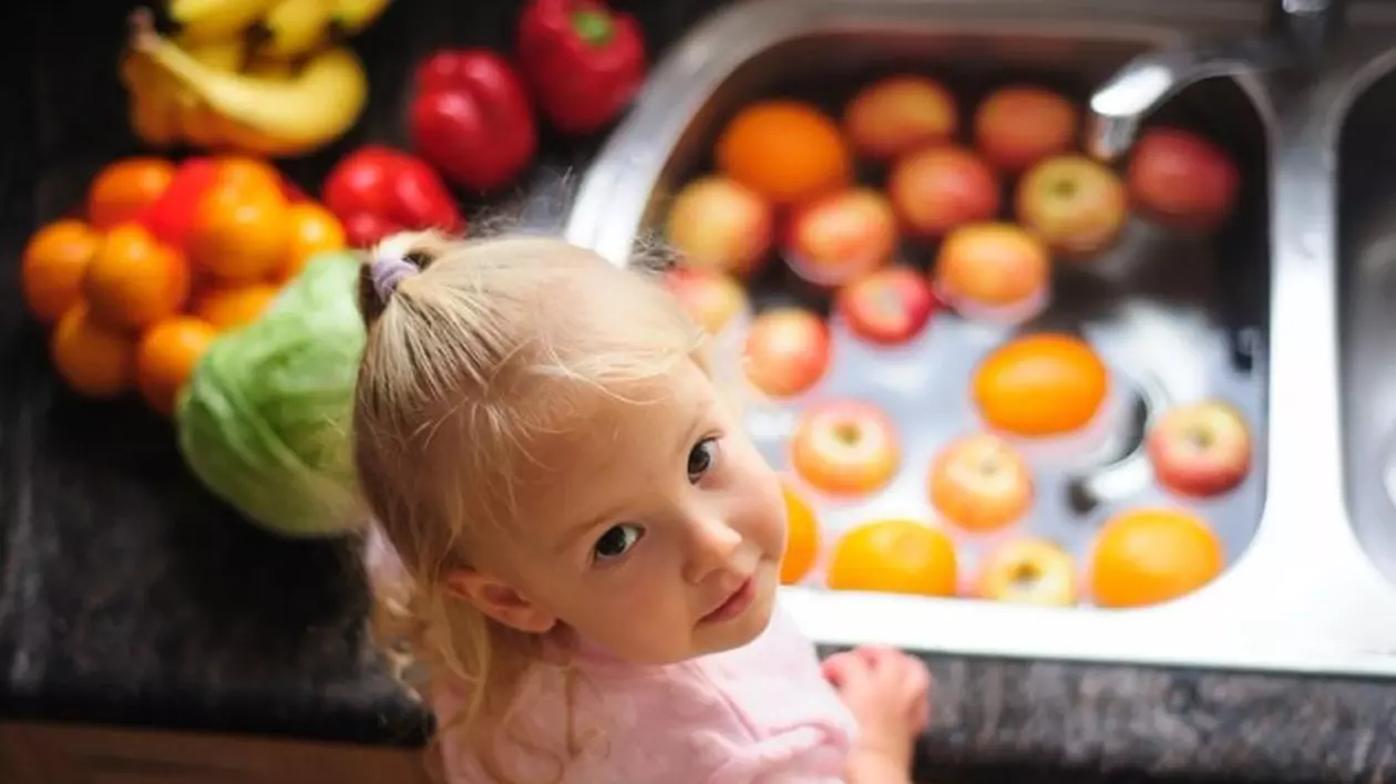 Cum să îndepărtezi ceara şi pesticidele de pe fructe şi legume