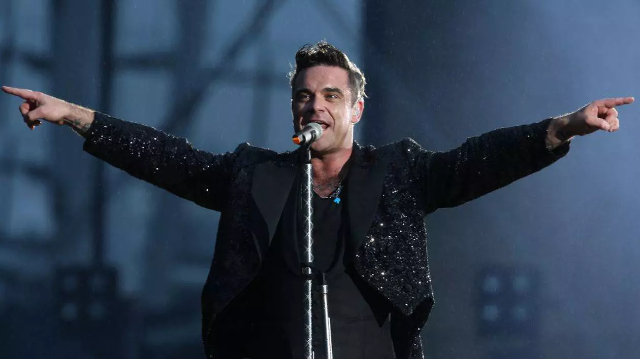 Moment emoționant! Robbie Williams a plâns pe scenă, după ce a dedicat “Angels” victimelor din atacul de la Manchester