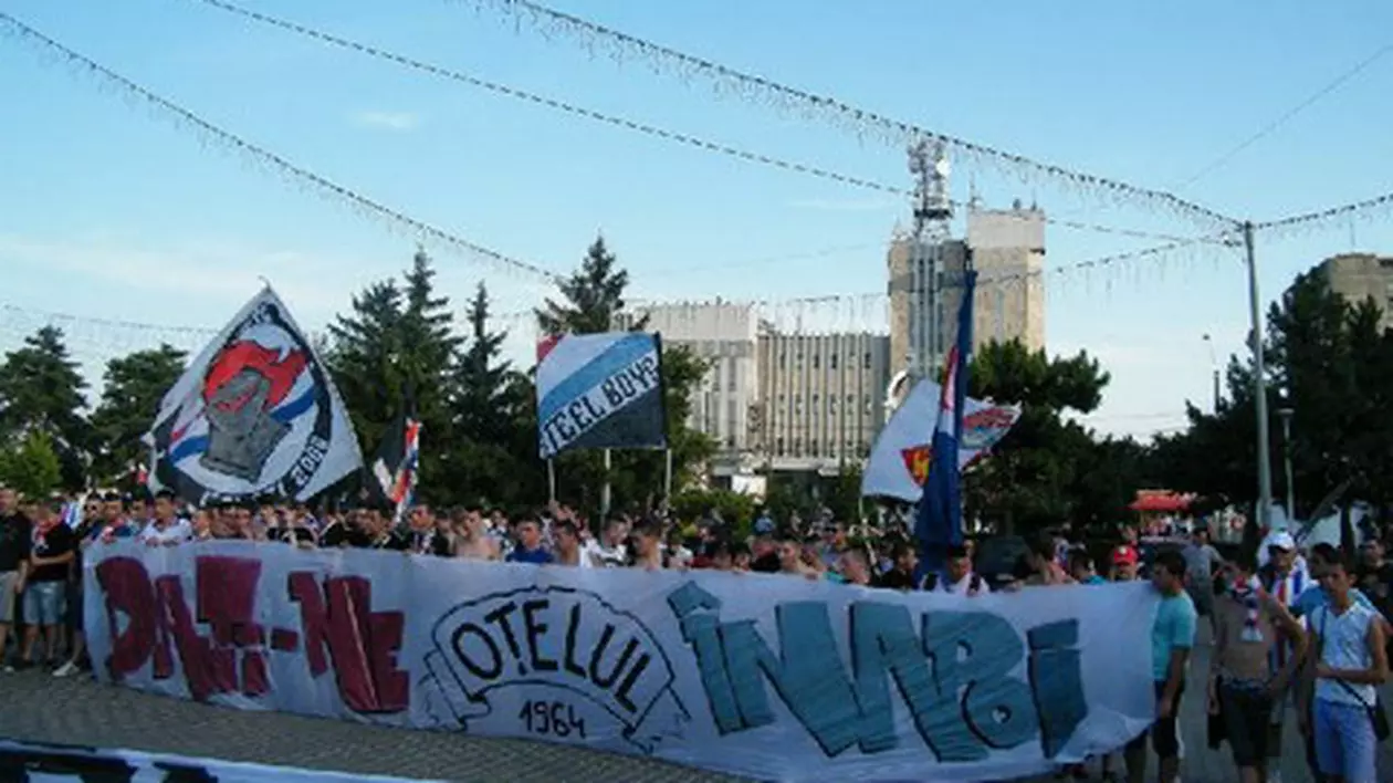 100 de suporteri ai Oţelului au protestat faţă de situaţia echipei: "Stan-Borş-Adamescu. Groparii Oţelului"