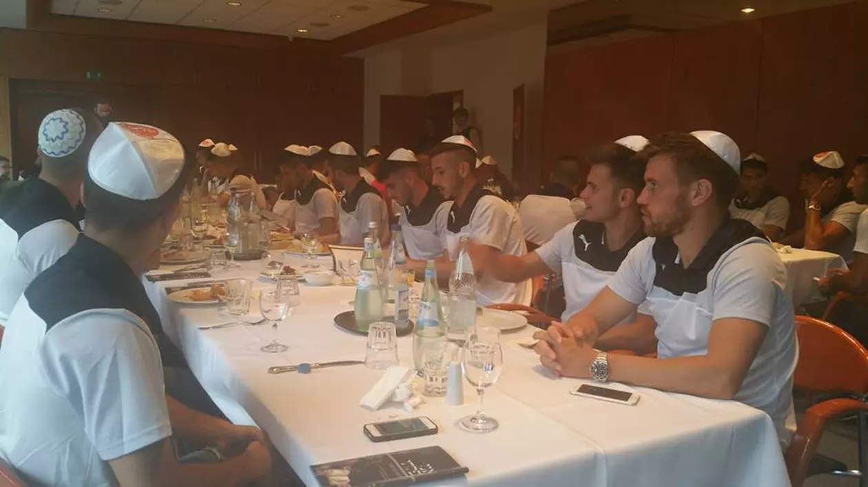 Pintilii şi Bumba respectă tradiţia evreiască la Hapoel Tel Aviv / GALERIE FOTO