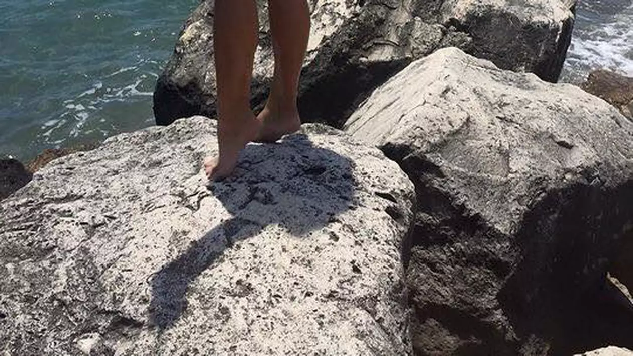 Vezi cu cine se iubește asistenta lui Capatos! 