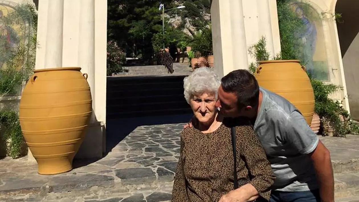 Mama lui a împlinit... 80 de ani! O vedetă de la noi i-a pregătit o supriză URIAȘĂ pentru aniversare