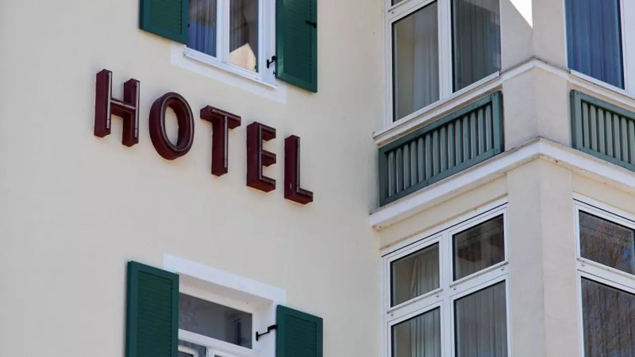 Recepţionera unui hotel din Bârlad, lovită de un client supărat! Motivul este incredibil