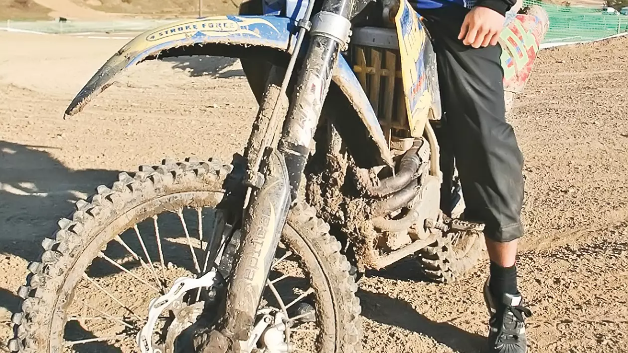 A trecut cu  motorul pe  lângă moarte! Dani Oţil ne-a mărturisit că era să cadă 25 m într-o carieră de piatră, în urmă cu câţiva ani