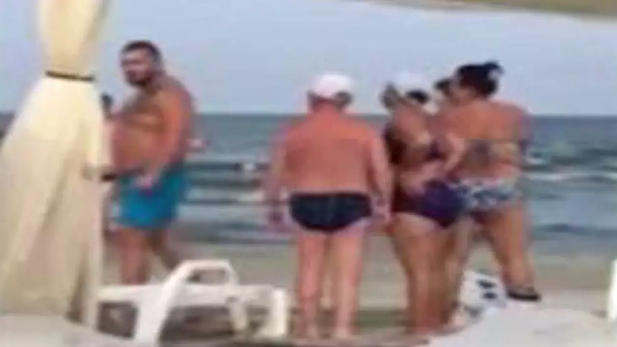 Uluitor! Cine este bucureșteanul care a scuipat și lovit o femeie pe plaja din Mamaia | VIDEO