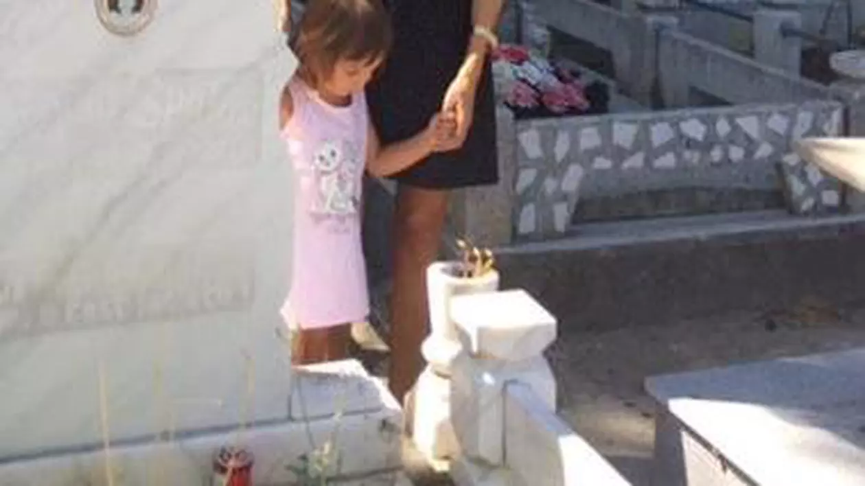 O vedetă de la noi s-a dus cu fiica ei la cimitir și s-a pozat la mormântul mamei ei