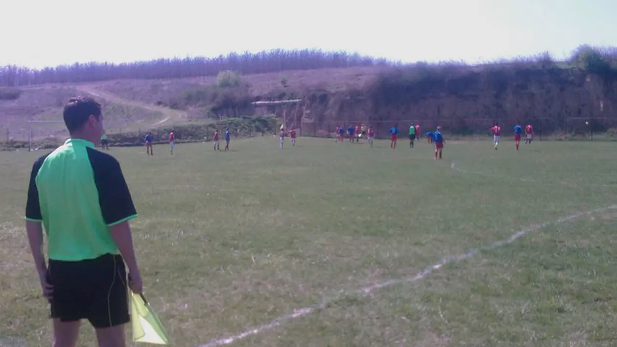Un arbitru a fost amenințat cu cuțitul la un meci de fotbal