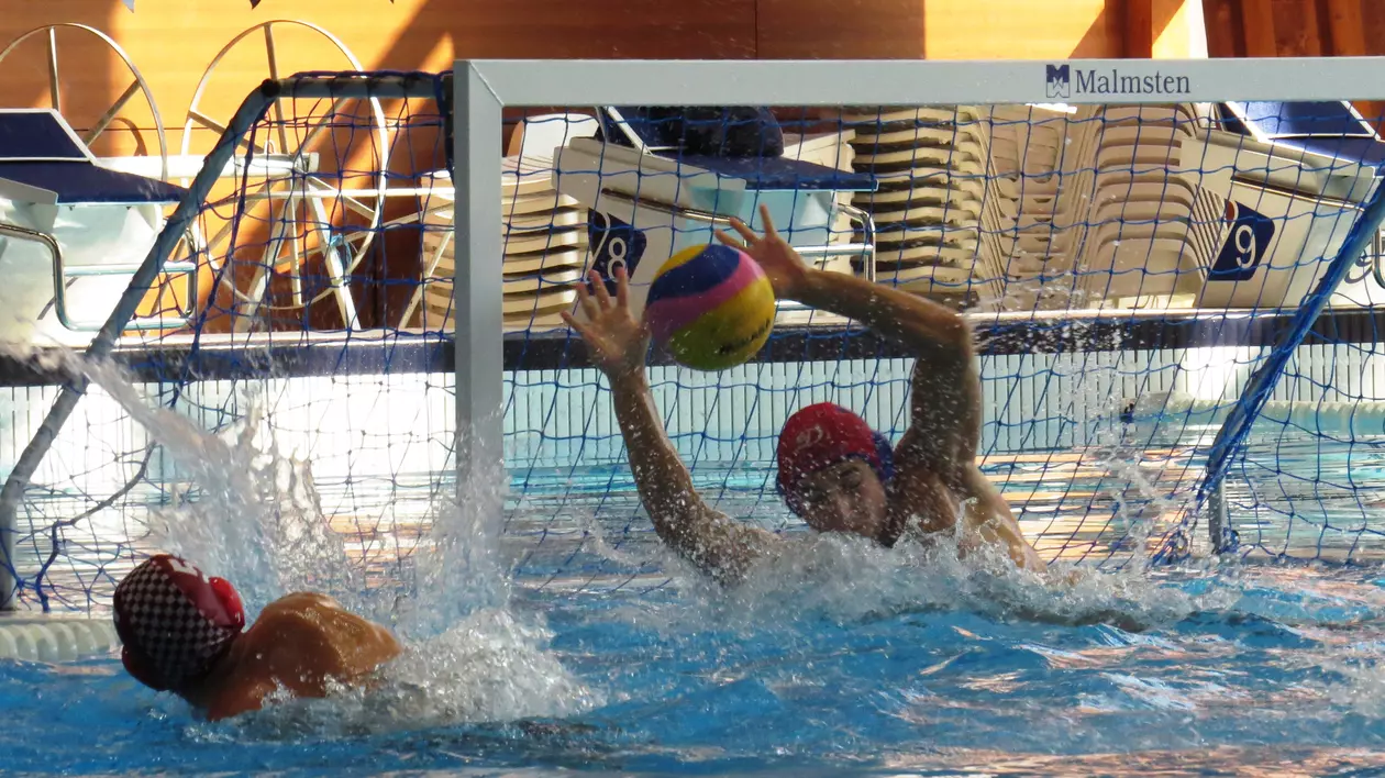Steaua a surclasat Crișul Oradea, Dinamo a bătut Rapidul, în Superliga de polo