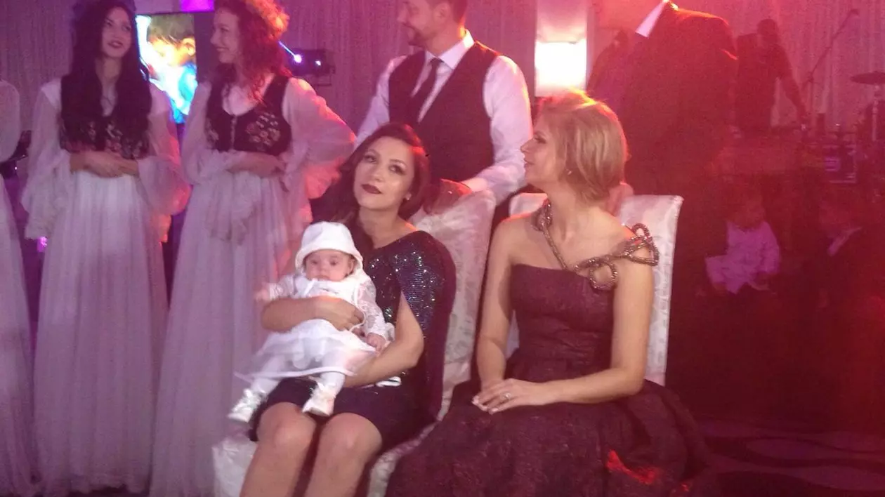 EXCLUSIV | Ce i-au urat ursitoarele micuței Eva Maria Ioana la botez. Andra a fost emoționată | VIDEO & FOTO