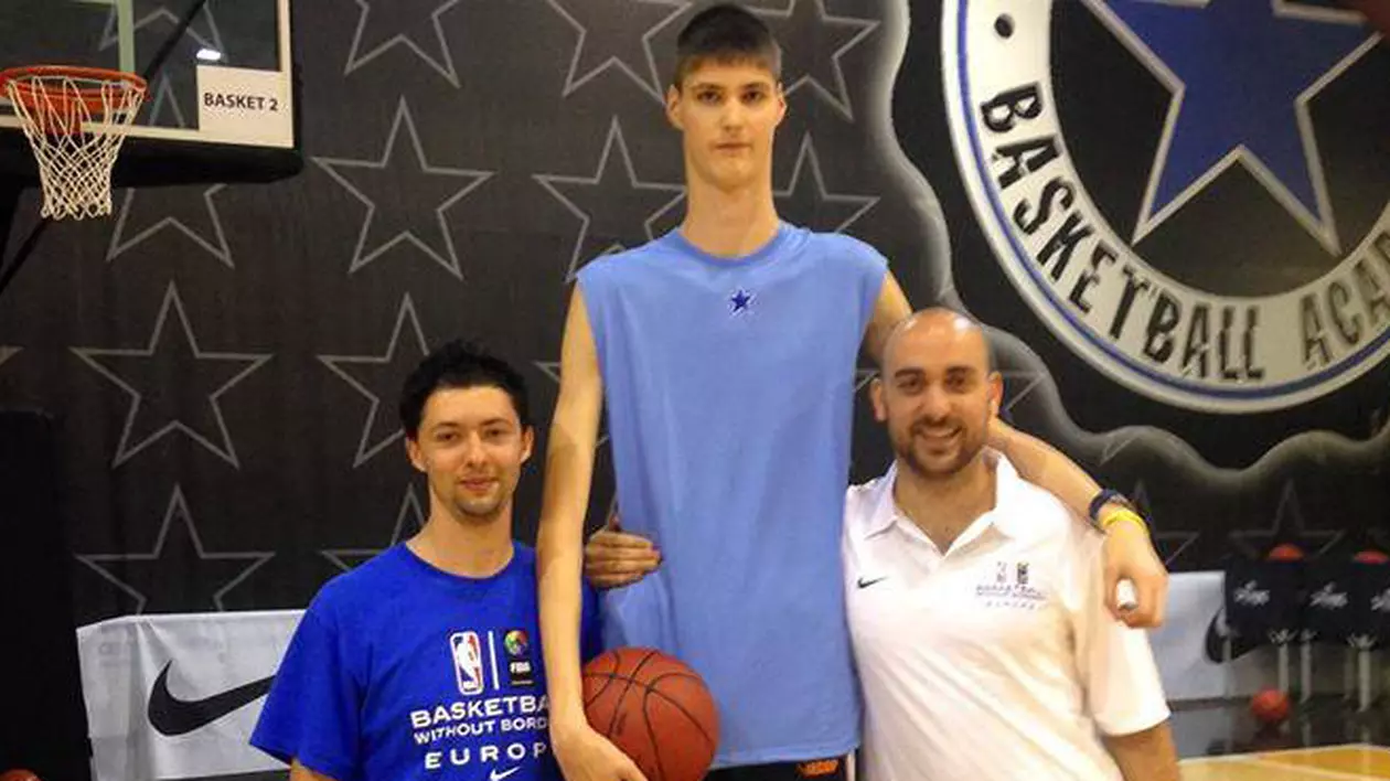 La 15 ani, măsoară 2,29 m! Robert Bobroczky e cel mai înalt copil din România