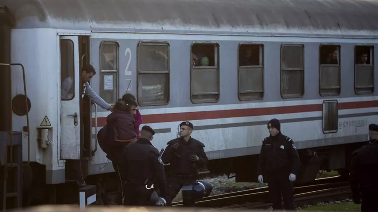 Doi britanici condamnaţi pentru terorism, reținuți în timp ce se aflau într-un tren spre Bucureşti