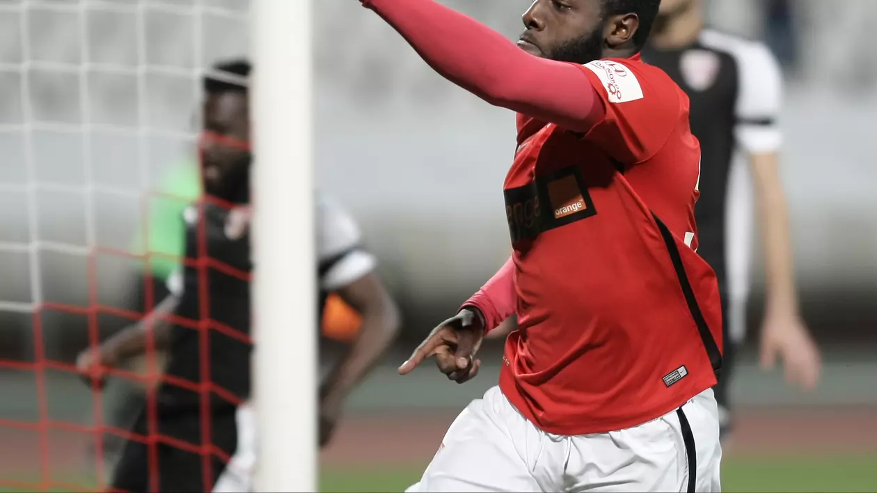 Liga 1: FC Voluntari - Dinamo 1-3. Gnohere a marcat după doar 36 de secunde, Steliano Filip a majorat diferența spre finalul primei părți. După pauză, Anton a marcat primul gol la Dinamo, iar Spahija a spălat rușinea gazdelor. Arbitrul Andrei Chivulete a anulat eronat un gol reușit de ilfoveni. ”Câinii roșii” au depășit Steaua în clasament / FOTO