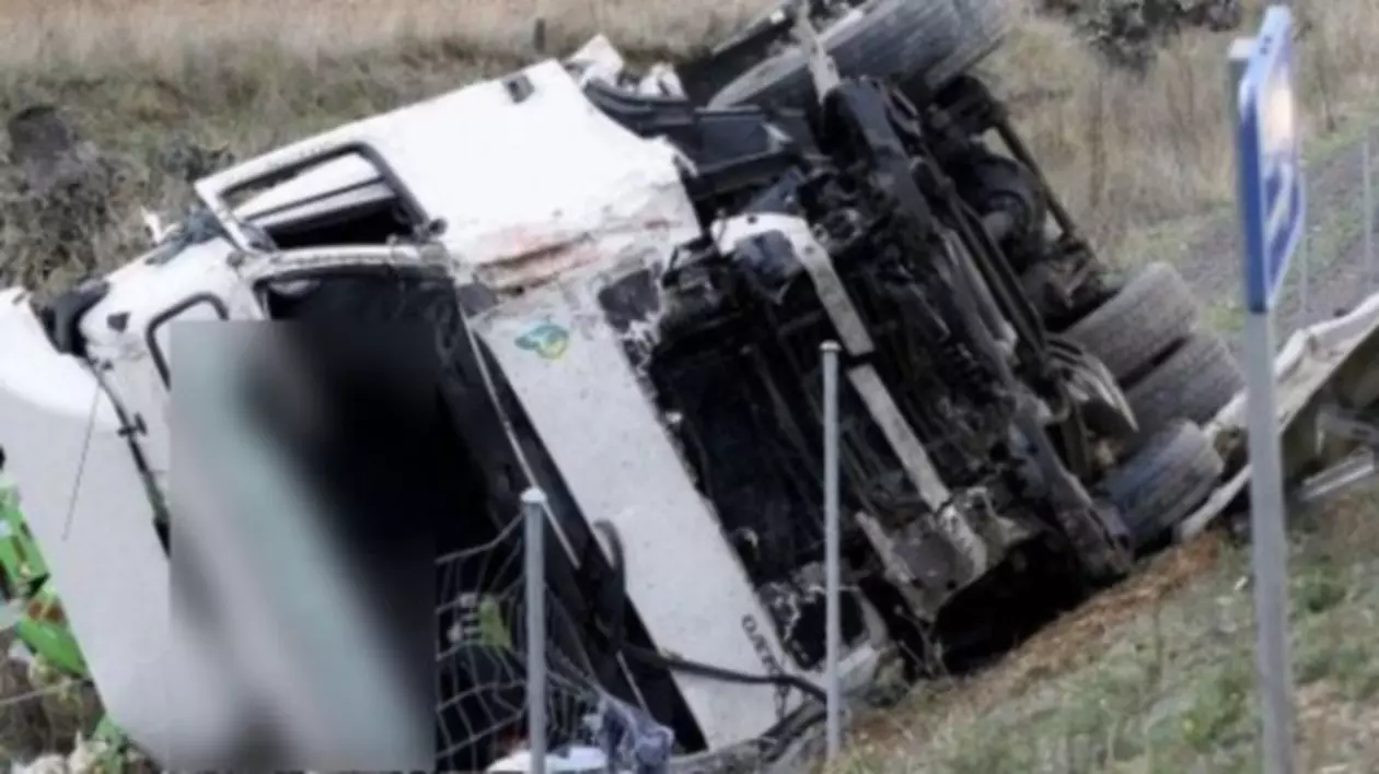 O macara a căzut pe DN1. 4 persoane au fost rănite şi trei maşini, avariate