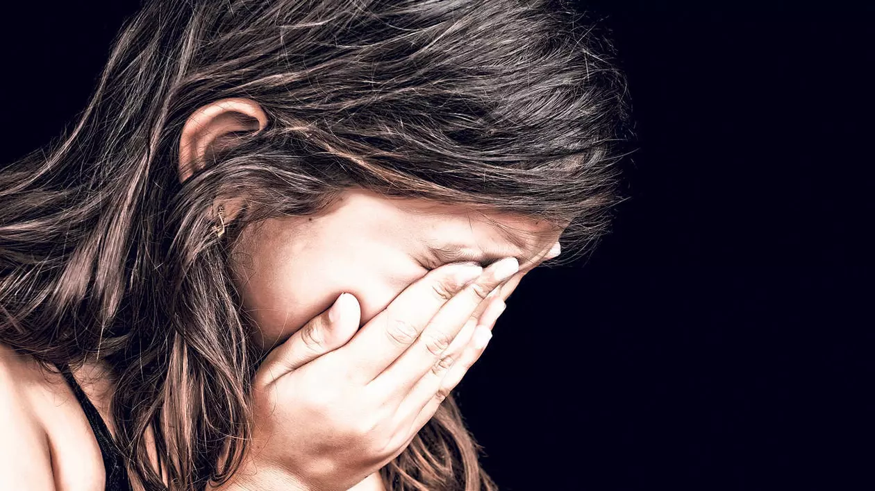 ŞOCANT. Fetiţă de 14 ani abuzată sexual sub ochii poliţiştilor
