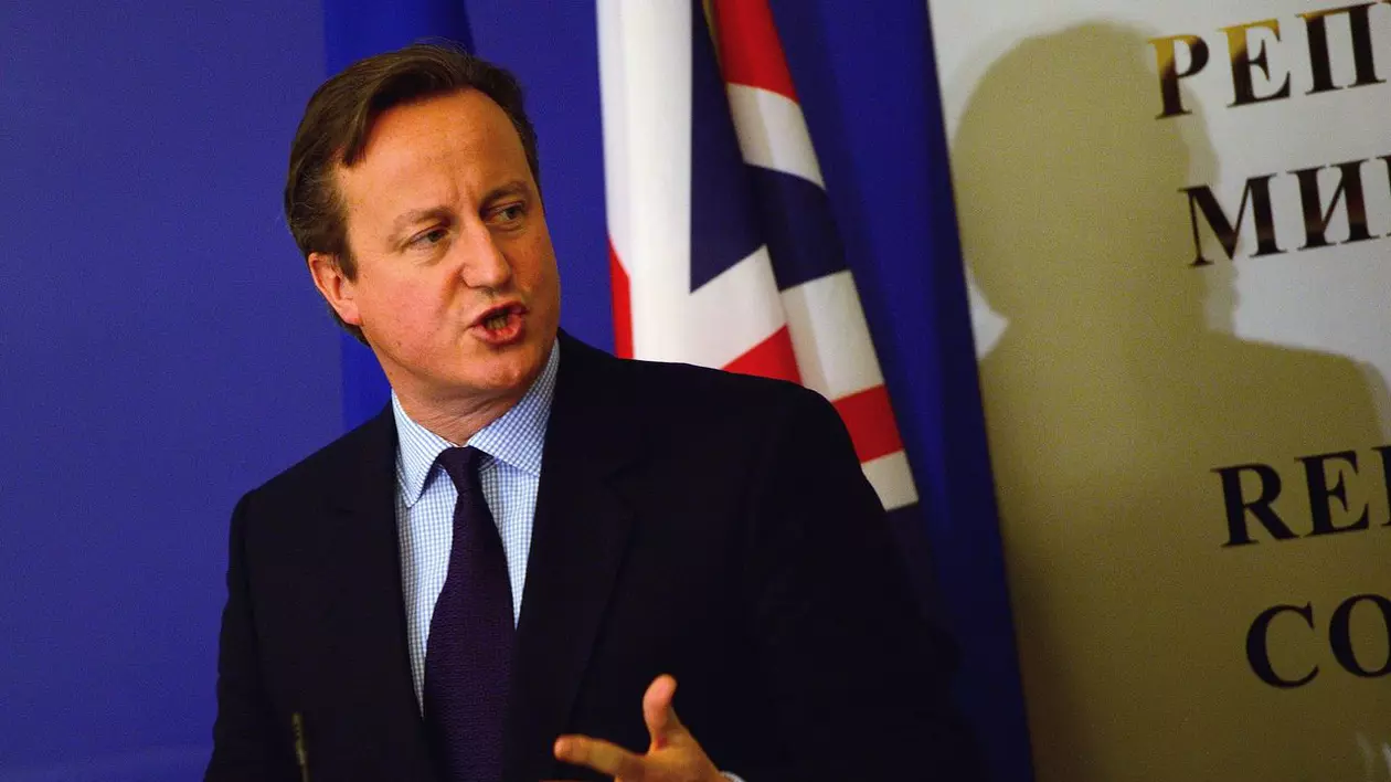 Garda de corp a fostului premier britanic David Cameron și-a uitat arma şi paşaportul în toaleta unui avion