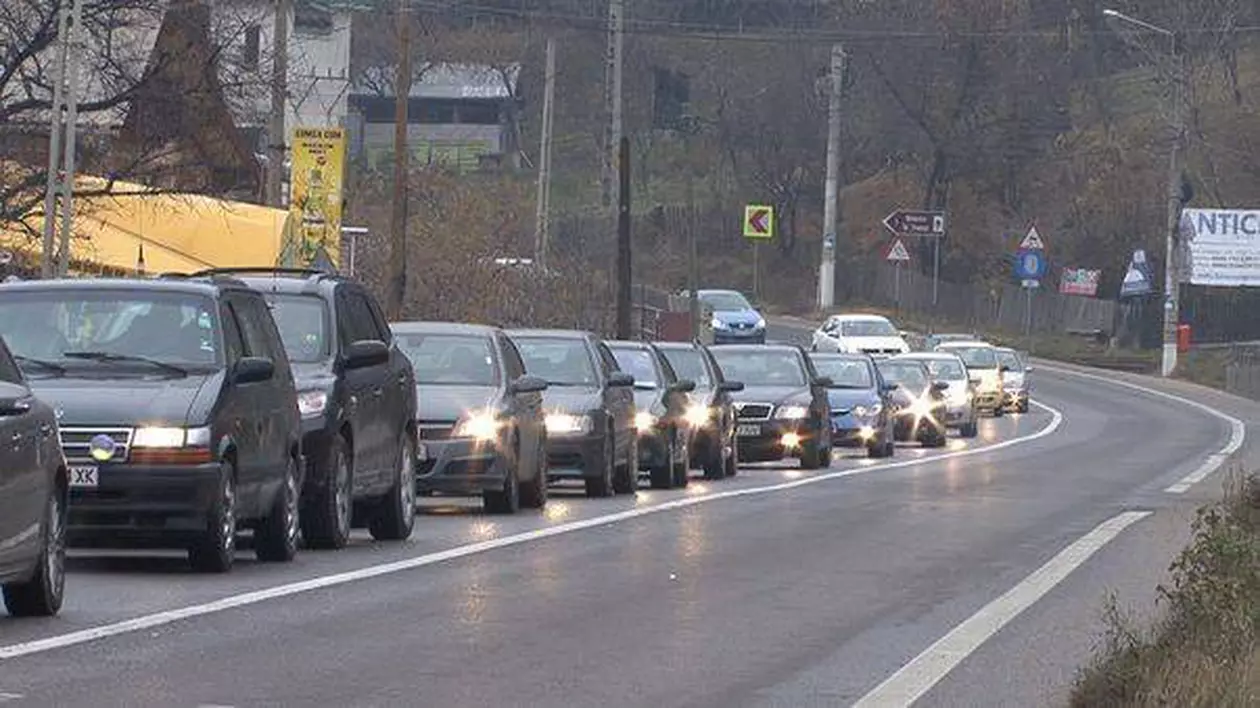Traficul pe DN 1 este INFERNAL. Mii de turişti se îndreaptă către staţiuni