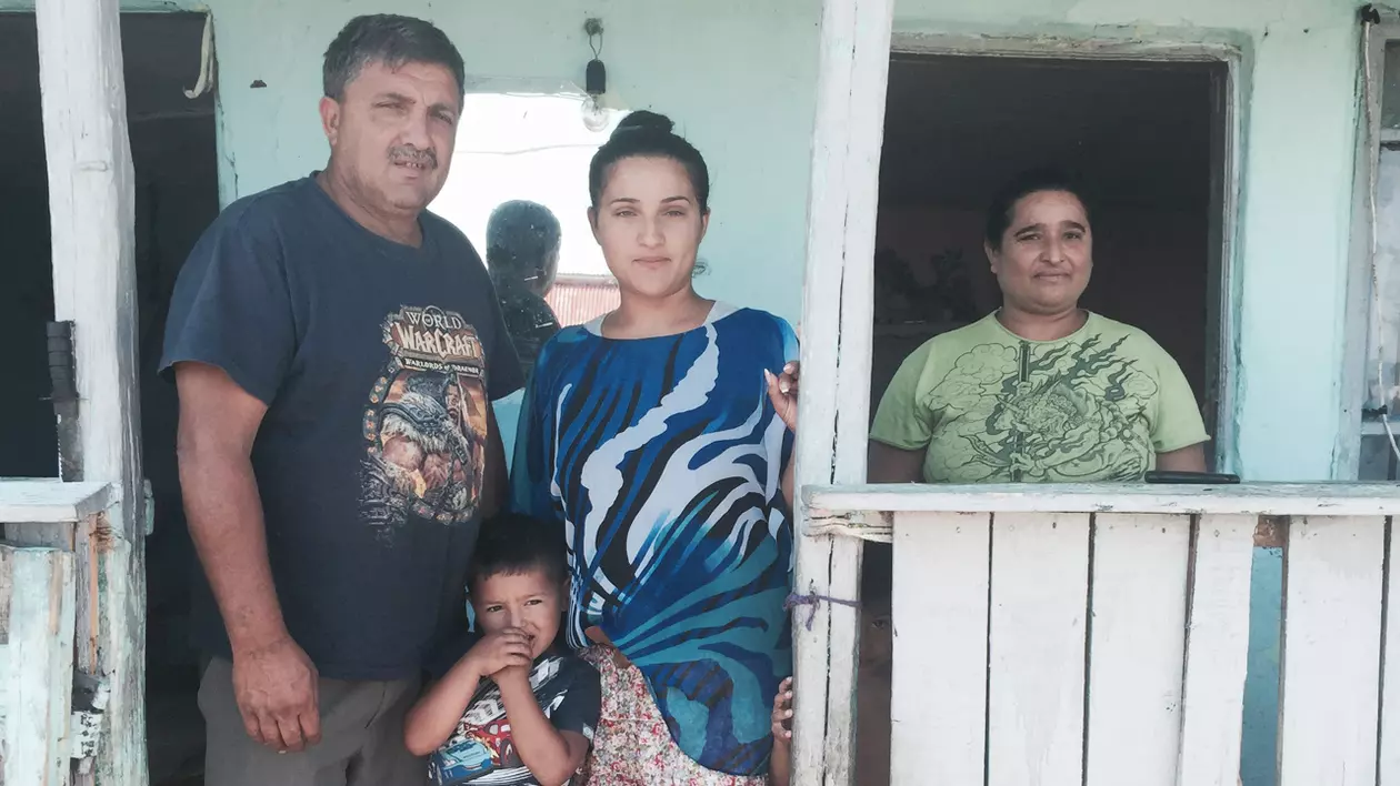 Cerșetori de carieră! Jurnaliștii de la ziarul suedez Expressen au urmat un «amarât» până acasă, la Buzău