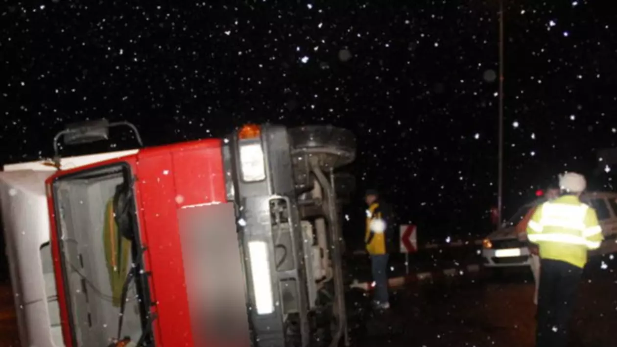 Un TIR încărcat cu biscuiţi s-a răsturnat pe DN 7, în judeţul Arad