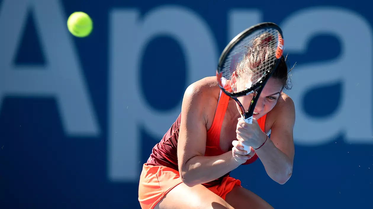 Simona Halep a pierdut semifinala de două zile! Nu e cu supărare, și-a conservat energia pentru Australian Open. Finala ar fi trebuit s-o joace la ora 10.30. A avut, și în acest joc, o reacție nervoasă, dând cu racheta de pământ! Numărul 2 WTA și-a aflat traseul pe tabloul principal de la Melbourne, unde specialiștii susțin că are parte de un drum lin până în semifinale / GALERIE FOTO & VIDEO