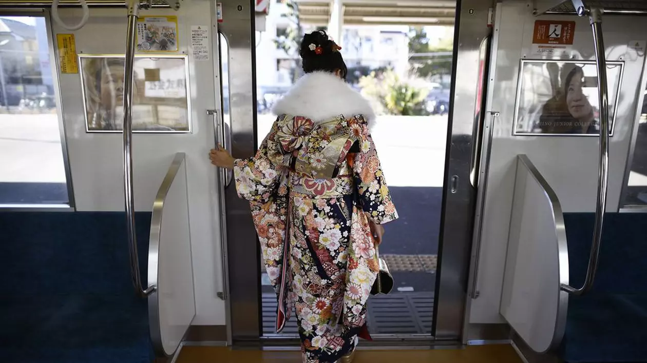 Japonezii țin deschisă o gară doar pentru UN SINGUR PASAGER. Care e povestea acestuia