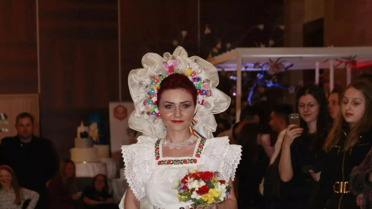 O creatoare din România vine cu o idee curajoasă! Rochii de mireasă cu motive tradiţionale şi pene de păun!