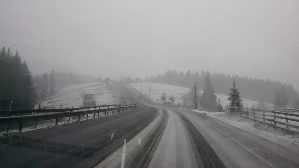 Iarna revine în forță în Pasul Tihuța! Ninge de 12 ore
