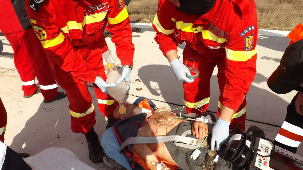 ŞOCANT! Şi-a înjunghiat soţia în gât, apoi a încercat să se sinucidă cu o lovitură de cuţit în acelaşi loc!