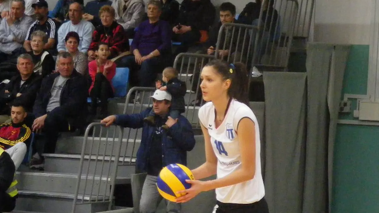 Sportul oferă încă o lecție uluitoare de voință! Născută fără două degete la o mână și fără trei la cealalta, Mihaela Ozun face volei de mare performanță: ”Sportul a dat sens vieții mele”. A calificat-o pe CSM București în semifinalele Challenge Cup! ”Dacă Dumnezeu îți dă, Dumnezeu îți și ia! Mulțumesc tuturor că exist”