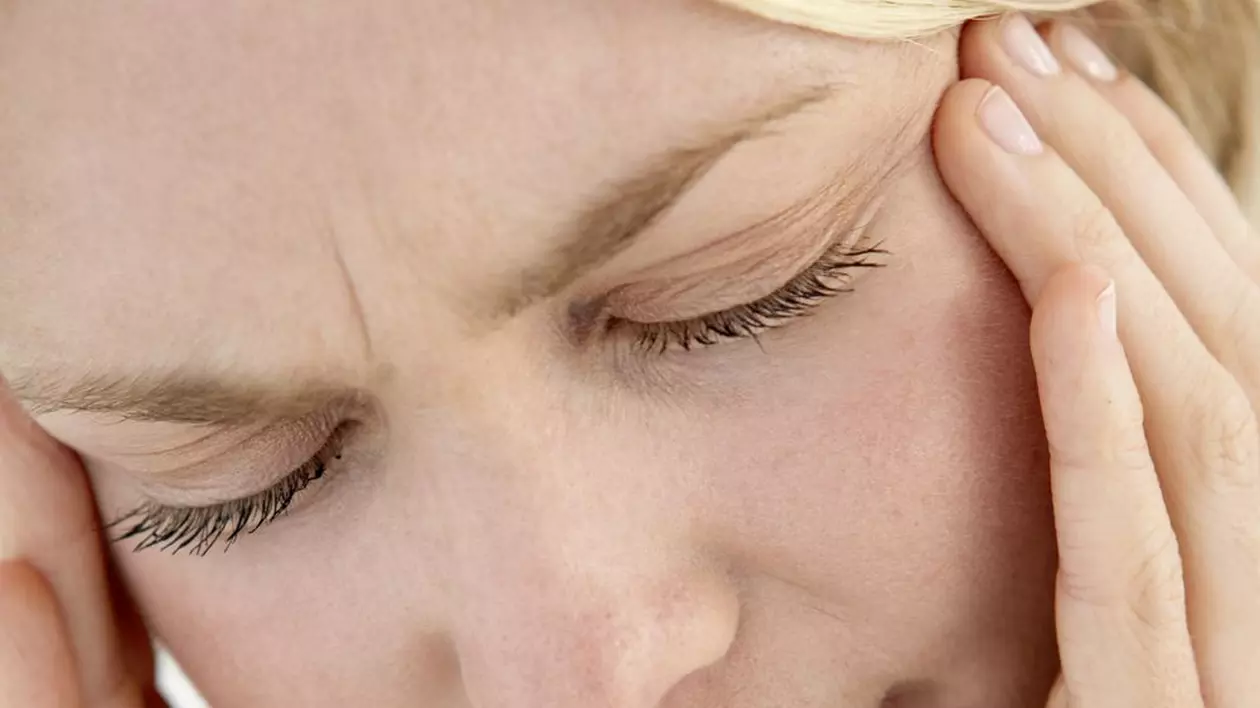 Durerea de cap, boala de care suferă peste 50% dintre români. Care sunt adevăratele cauze