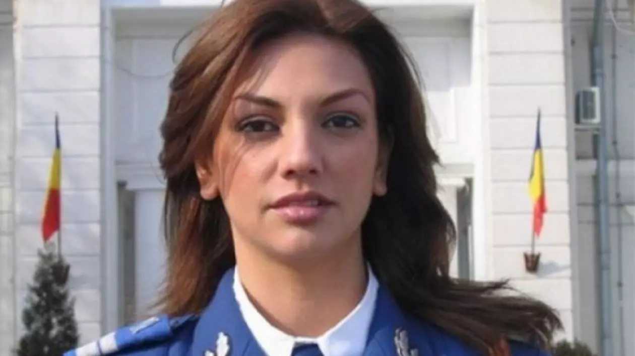 Cea mai frumoasă femeie în uniformă din lume e româncă. Irina Drăgan e purtătorul de cuvânt al Jandarmeriei Române