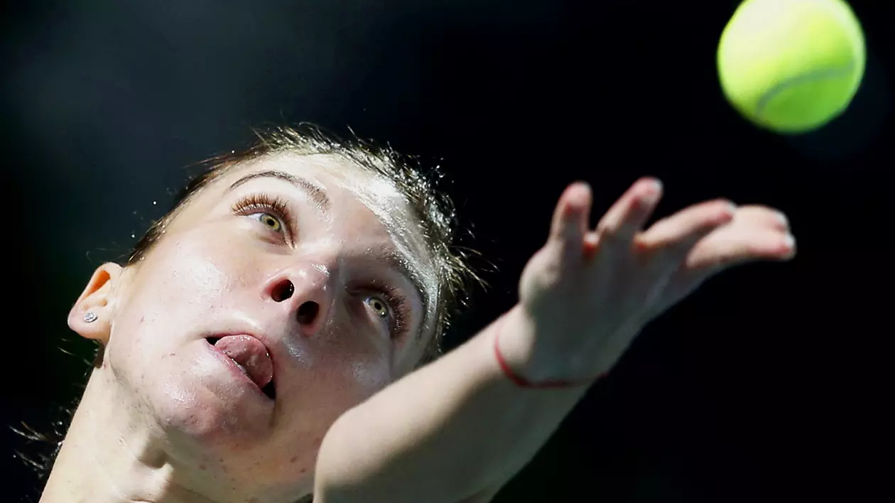 La Dubai, Simona Halep, deținătoarea trofeului, a fost eliminată după primul meci. A pierdut la frumoasa Ana Ivanovici, după o oră și 52 de minute de joc. Numărul 3 WTA avut, și de această dată, o galerie redutabilă! Degeaba! Simo nu-și revine deloc, în startul sezonului, la o formă sportivă rezonabilă! În schimb, sârboaica a făcut senzație și la petrecerea jucătoarelor, și la meci. În loja fostei campioane de la Roland Garros a stat iubitul ei, fotbalistul Bastian Schweinsteiger. La Rio de Janeiro, steaua Soranei Cîrstea se ridică / LIVE BLOG & GALERIE FOTO & VIDEO