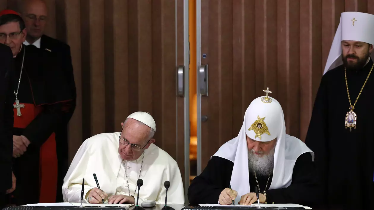 epa05157369 Pope Francis (2-L), Russian Orthodox Patriarch Kiril (2-R) sign a common declaration at Jose Marti airport in Havana, Cuba, 12 February 2016. Pope Francis and the leader of the Russian Orthodox Church, Patriarch Kirill, held a historic meeting in Havana's international airport. The two leaders signed a memorandum, which focused on ecumenism, or efforts to reunite Christian churches, common Christian values, and the persecution of Christians in the Middle East and Africa. EPA/Alejandro Ernesto / POOL
