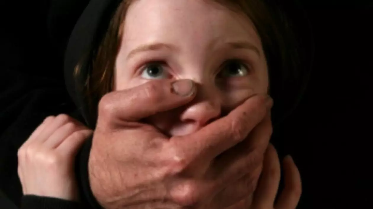Fetiță de 8 ani, agresată sexual în scara blocului. Pedofilul, arestat de polițiști