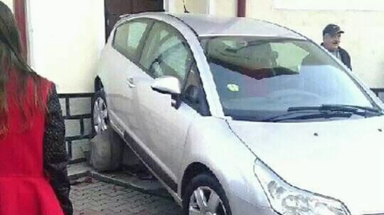 O șoferiță de 22 de ani a vrut să intre cu mașina în biserică! Și nu pentru rugăciune...