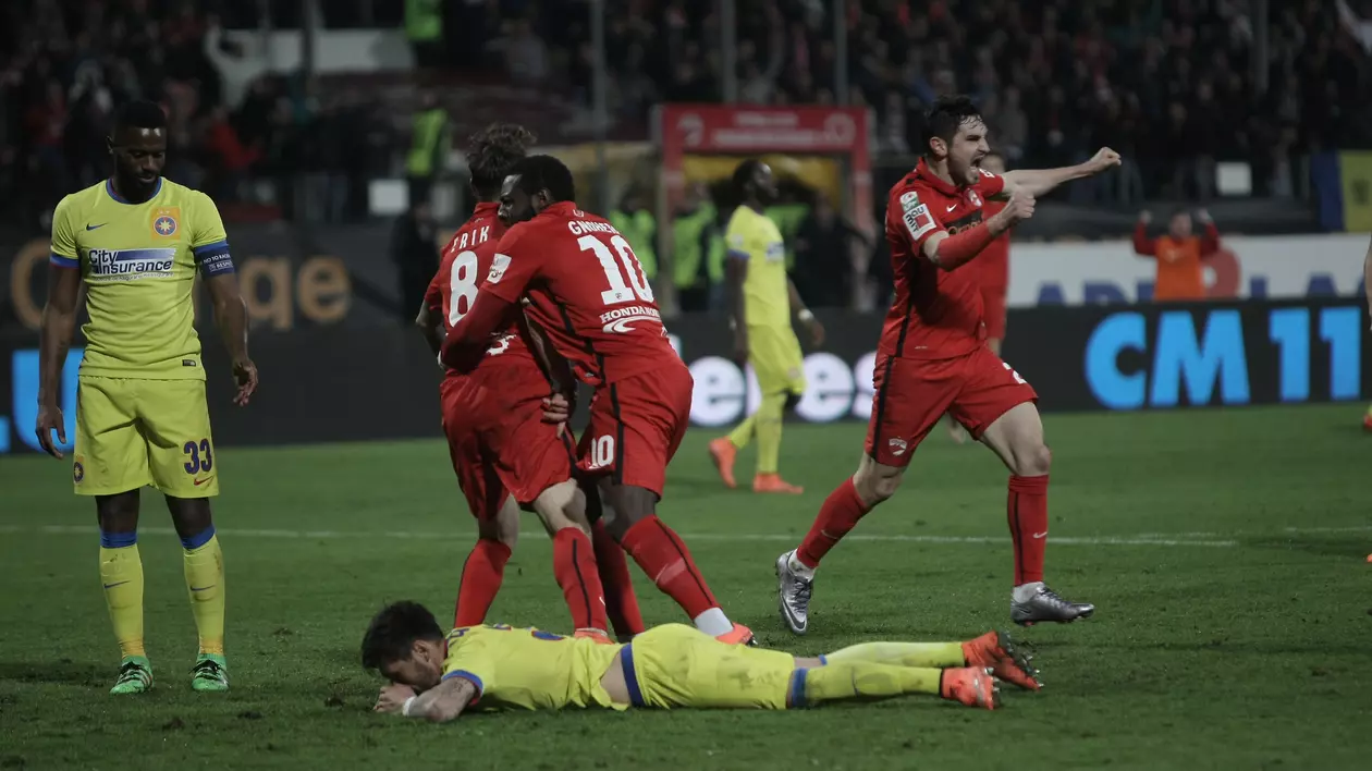 Liga 1, etapa 1, play-off: Dinamo - Steaua 1-1. Hamroun, dintr-un ofsaid puțin detectabil, a găsit plasa cu un șut la colțul lung. Ex-stelistul Bicfalvi a ridicat ”câinii” din Groapă și a egalat în final! Dramă Marica: s-a accidentat, iar Euro 2016 e tot mai departe! Dinamo, 11 meciuri fără eșec. Fiecare echipă a terminat jocul în 10 oameni / BLOG&FOTO
