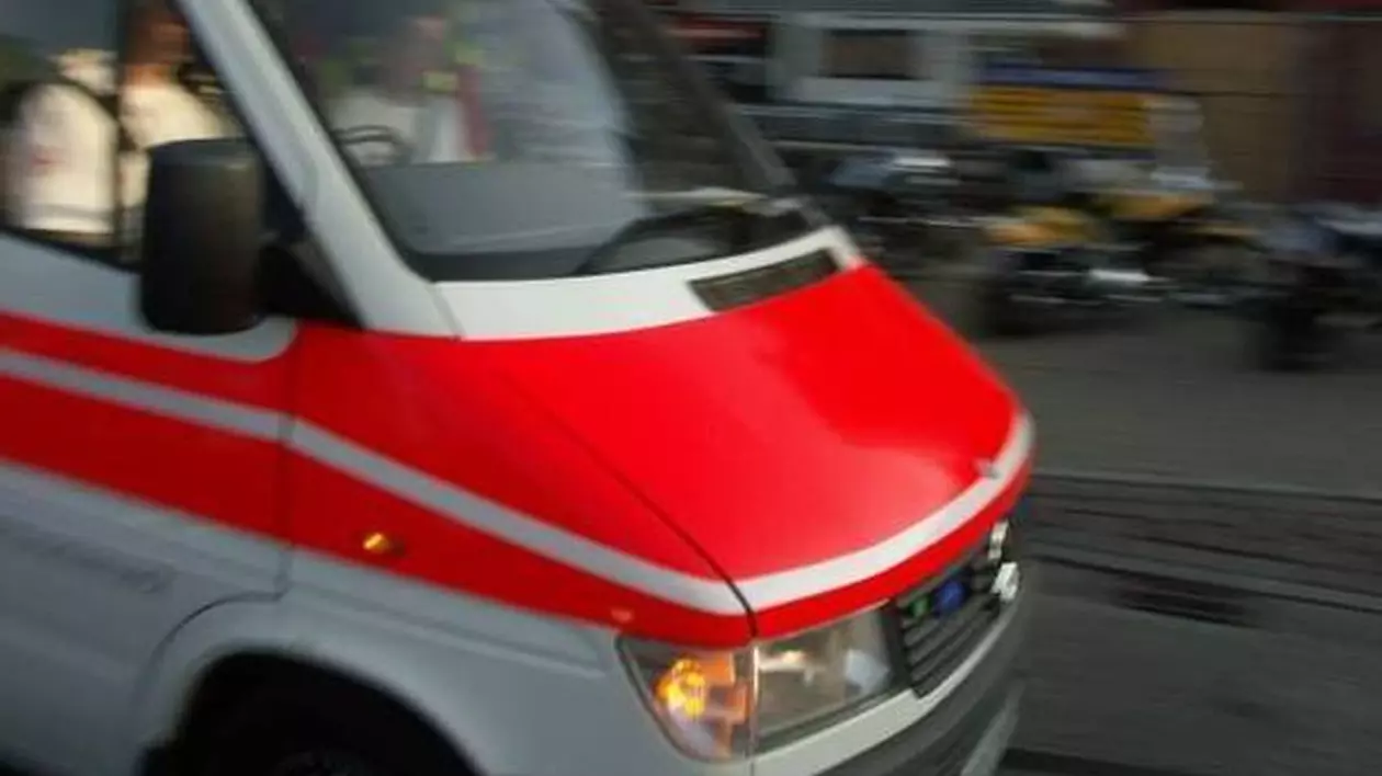 O bătrână din Găești a murit după ce a căzut de la fereastră, în timp ce spăla geamurile