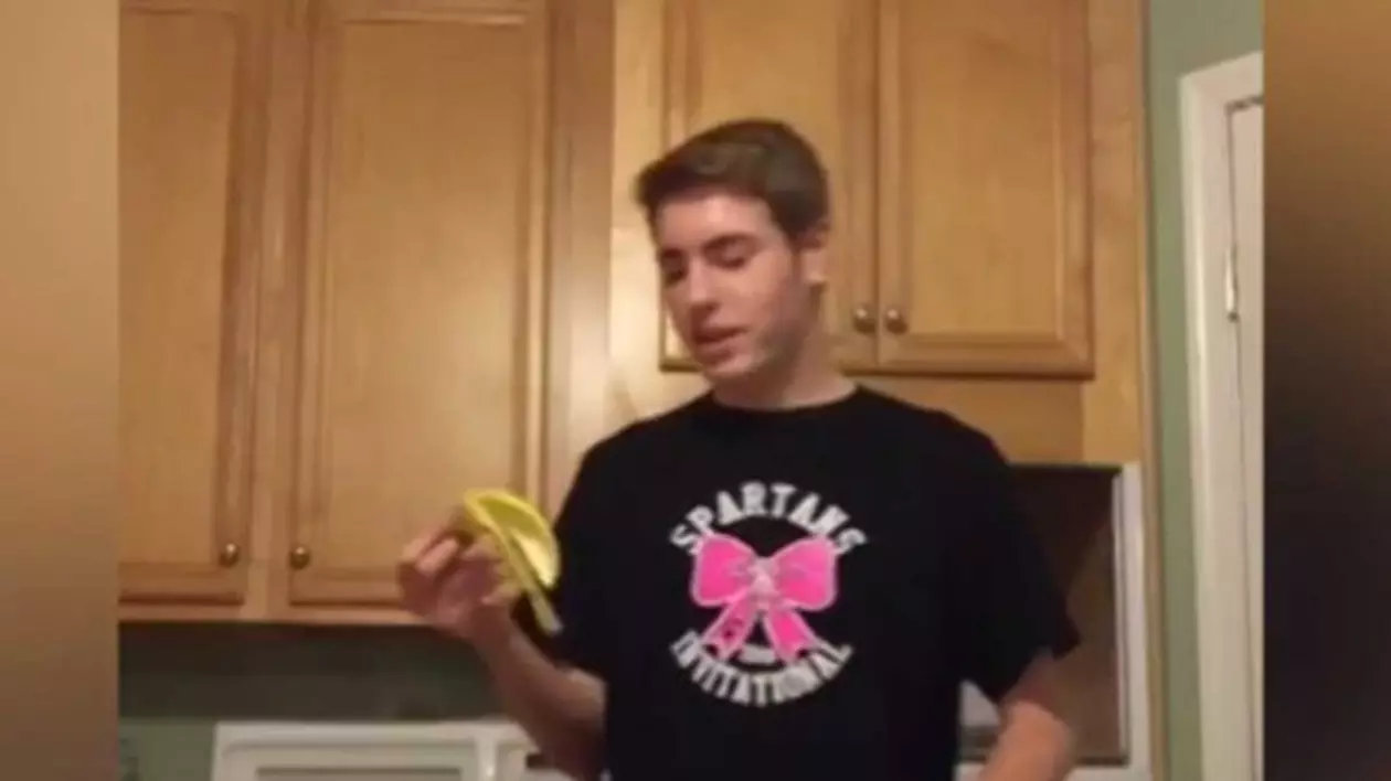 VIDEO / Poți aluneca pe o coajă de banană? Ei au acceptat provocarea și au devenit celebri pe internet