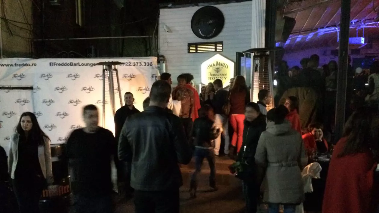 Toată lumea afară, la țigară! Tinerii din București au mutat distracția în fața cluburilor FOTO