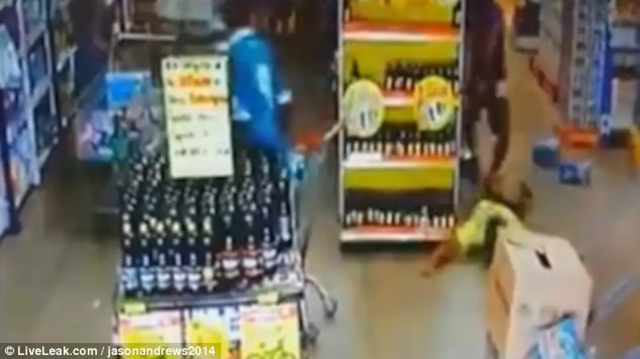 Scenă șocantă într-un supermarket: Un bărbat a fost împușcat în fața mai multor copii / VIDEO
