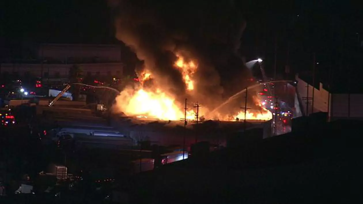 Incendiu de proporții în Los Angeles! Peste 100 de pompieri au intervenit!