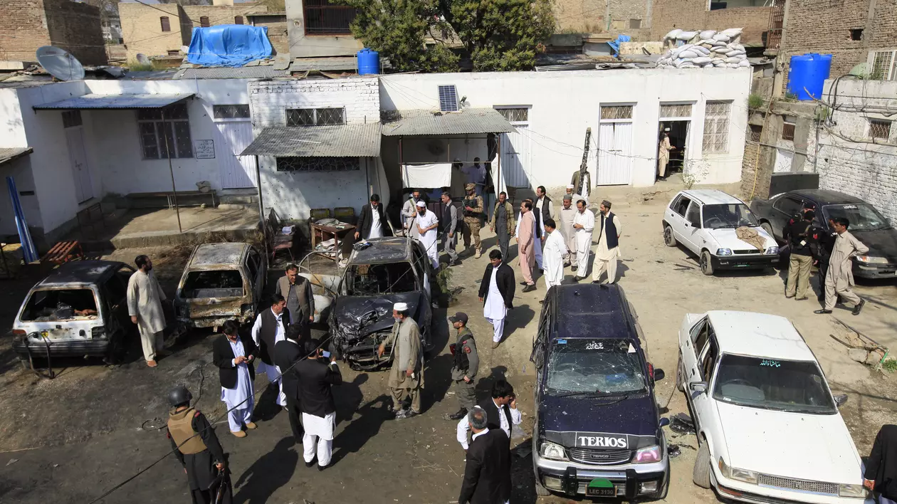Atac sinucigaş la un tribunal din Pakistan: cel puţin 13 morţi, printre care doi copii!