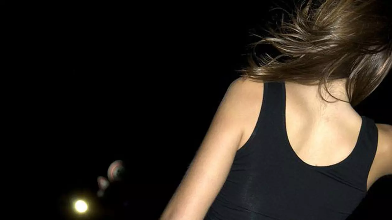 Tânără româncă, ţinută ostatică în Italia şi obligată să se prostitueze pentru a plăti datoria iubitului ei
