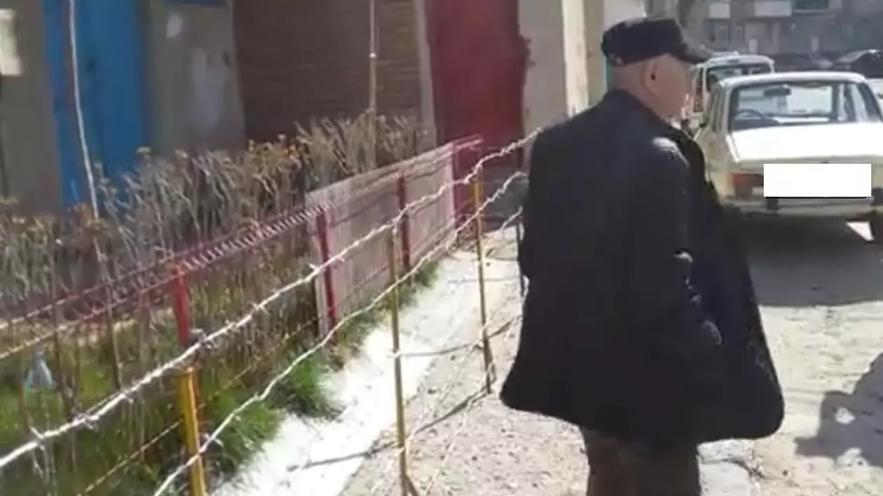 Enervat de cei care îşi fac nevoile sub geamul său, un buzoian le-a pus sârmă ghimpată în drum! VIDEO