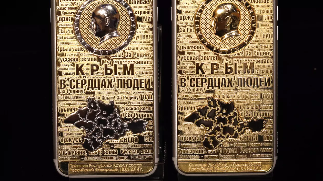iPhone-uri din aur, gravate cu chipul luI Vladimir Putin, la vânzare în Rusia. Telefoanele au fost create pentru a marca anexarea Peninsulei Crimeea